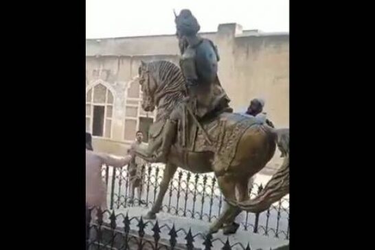 Statue of First Maharaja of Sikh Empire Vandalised in Pakistan, Indians Outraged - Video