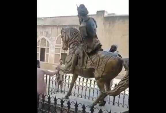 Statue of First Maharaja of Sikh Empire Vandalised in Pakistan, Indians Outraged - Video